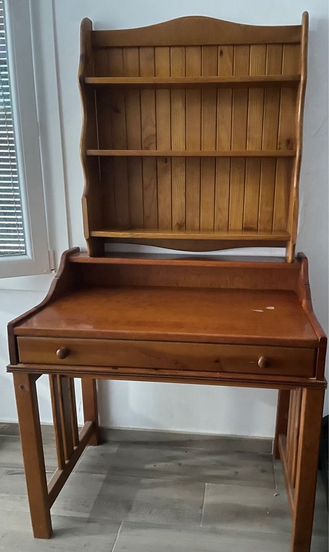 Escritorio con repisa