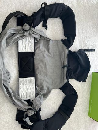 Dos mochilas portabebés
