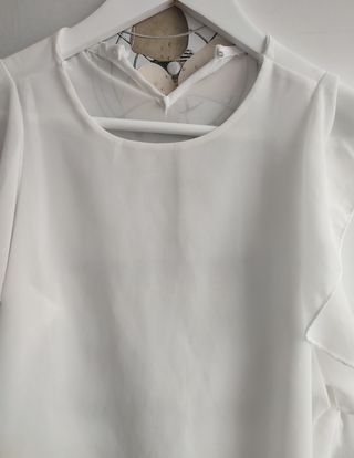 Blusa blanca de gasa con volantes en h