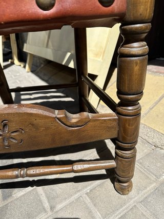 Sillon rustico castaño y de cuero de madera