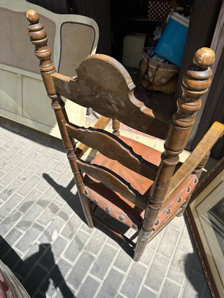 Sillon rustico castaño y de cuero de madera