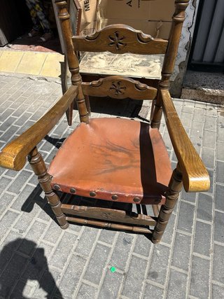 Sillon rustico castaño y de cuero de madera