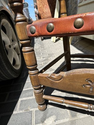 Sillon rustico castaño y de cuero de madera