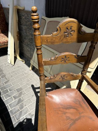 Sillon rustico castaño y de cuero de madera