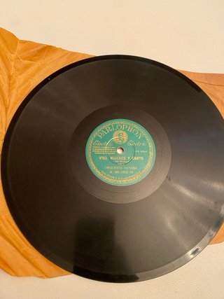 Gramofono antiguo + coleccion de discos