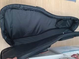 Guitarra española con funda acolchada