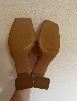 Sandalia de tacón transparente