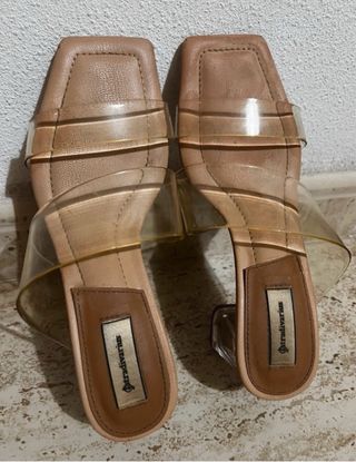 Sandalia de tacón transparente