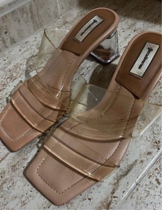 Sandalia de tacón transparente