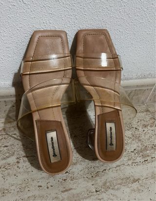 Sandalia de tacón transparente