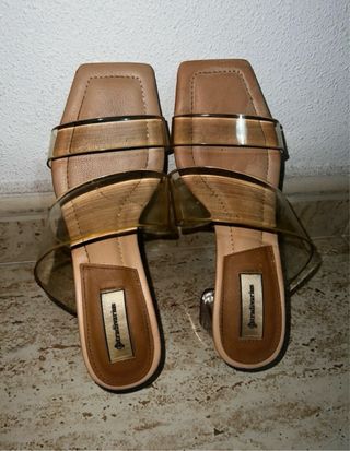 Sandalia de tacón transparente