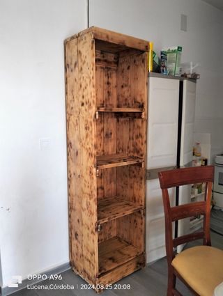 Mueble de madera maciza