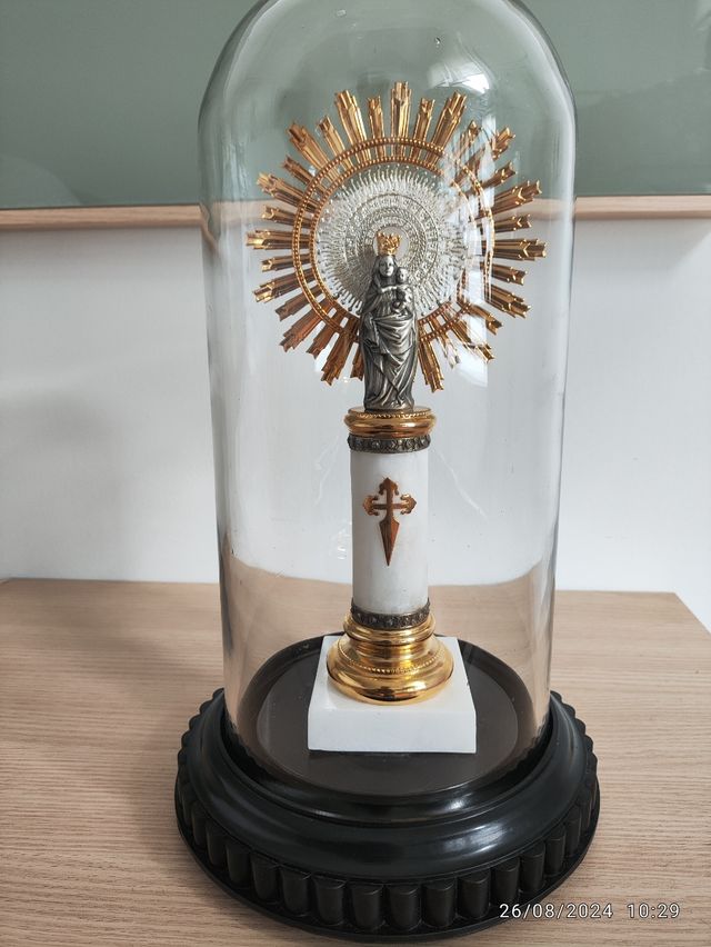 Urna de cristal de la Virgen del Pilar.