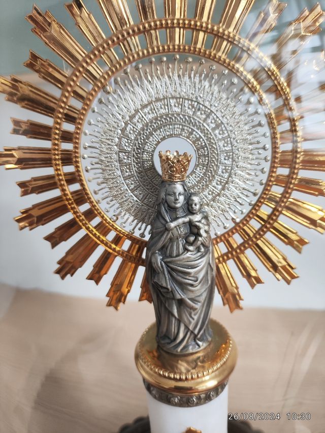 Urna de cristal de la Virgen del Pilar.