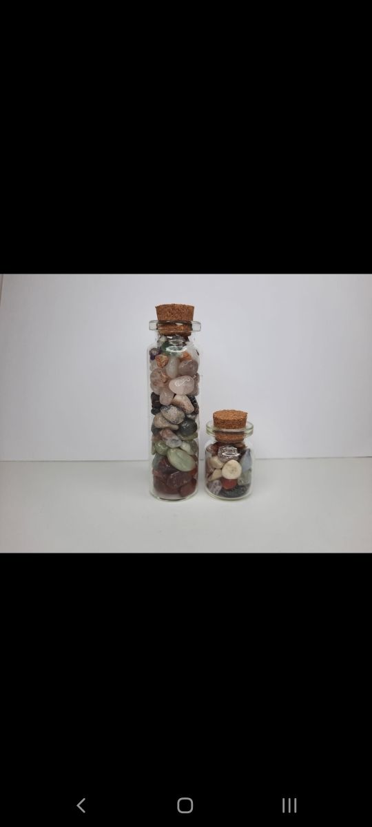 Frascos con pepitas de cuarzo.