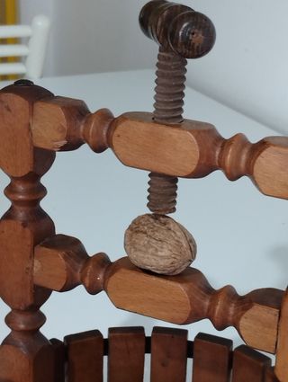 Portafrutta secca con schiaccianoci