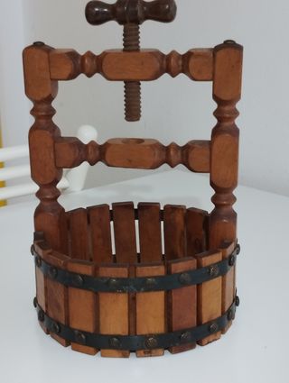 Portafrutta secca con schiaccianoci