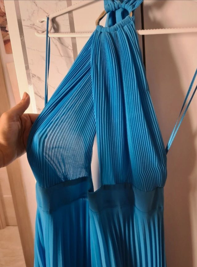 Vestido midi plisado anilla halter zara