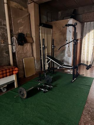 Pesas y banco de gimnasio