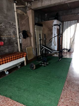 Pesas y banco de gimnasio