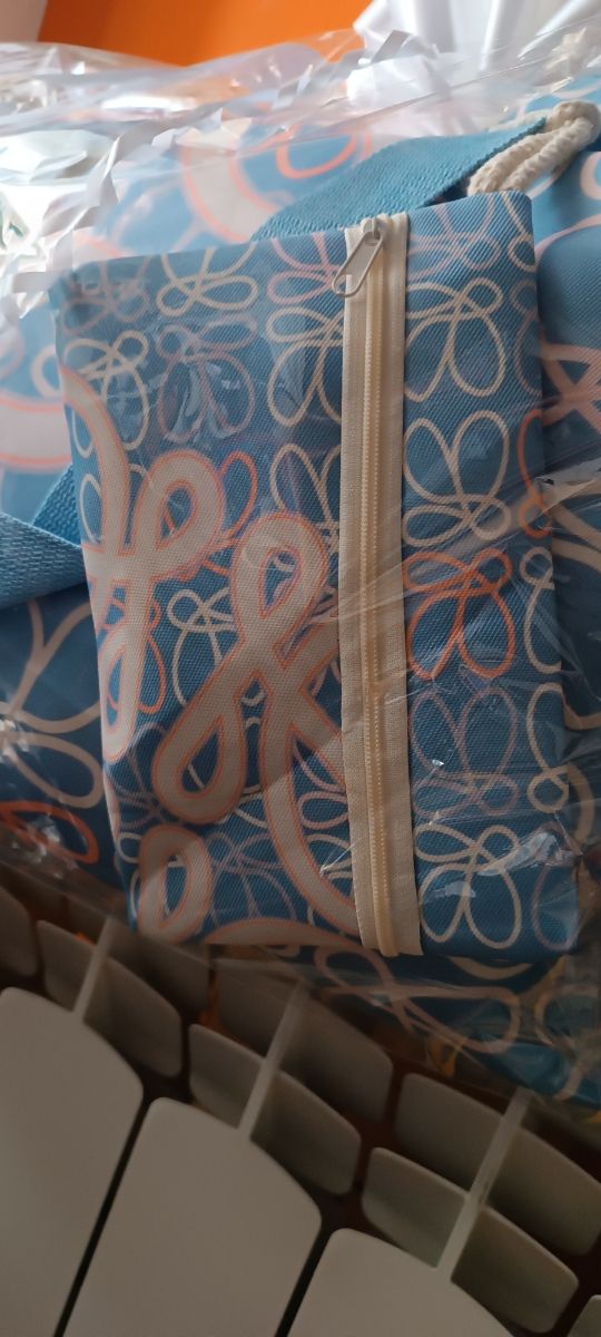 Bolsa de la playa con neceser y pareo