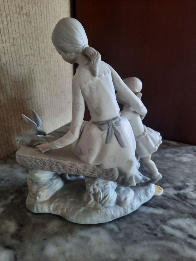 Figura NAO by Lladro Niñas sentadas en un banco