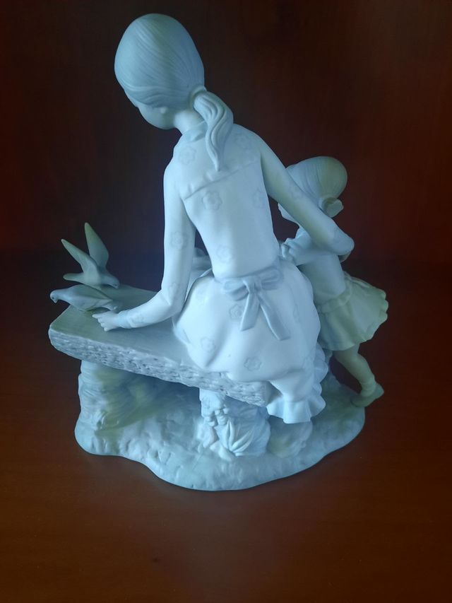 Figura NAO by Lladro Niñas sentadas en un banco