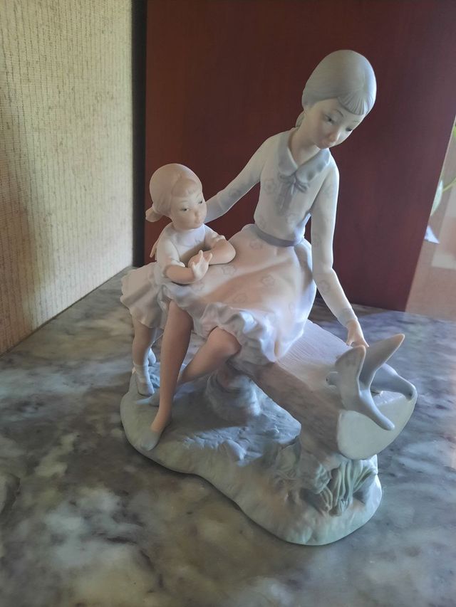 Figura NAO by Lladro Niñas sentadas en un banco