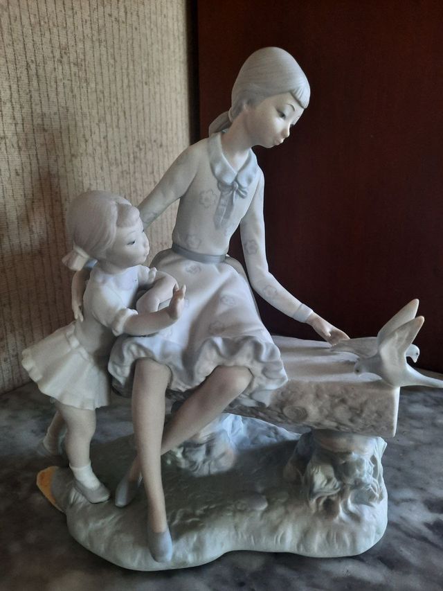 Figura NAO by Lladro Niñas sentadas en un banco