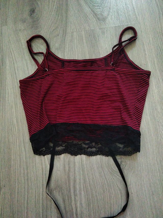Top de tirantes negro y rojo