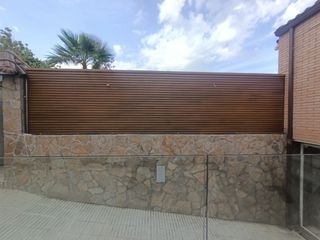 Valla de composite sintético