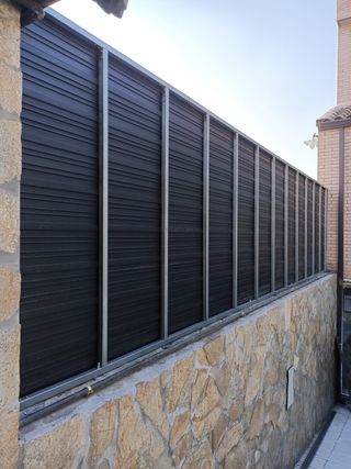 Valla de composite sintético