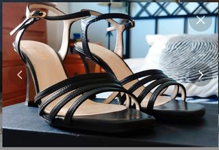 Sandalias negras tacón piel