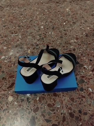 Sandalias de plataforma negras Mustang