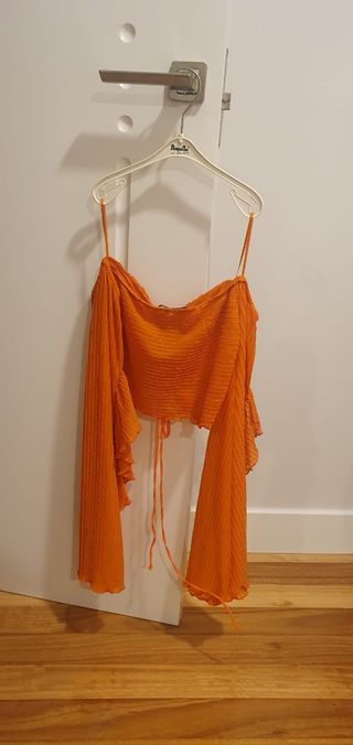Blusa top con mangas acampanadas