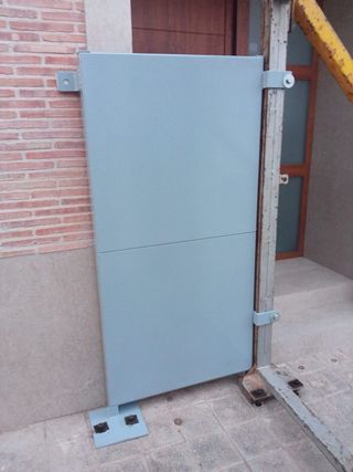 Puerta hierro burladero