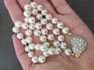 Collar de perlas y broche de corazón