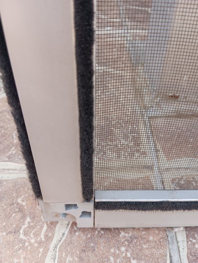 Mosquitera de aluminio.