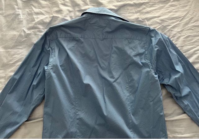 Camisa azul Tommy Hilfiger.