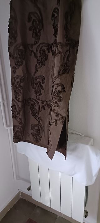 Vestido marrón de tafetán. 