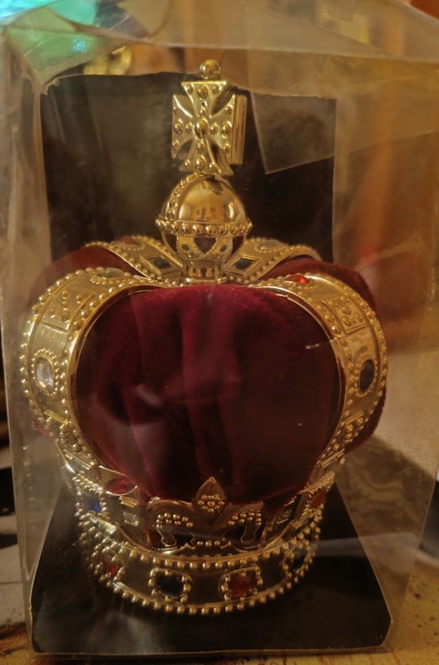 CORONA DECORADA CON PEDRERÍA DE COLORES