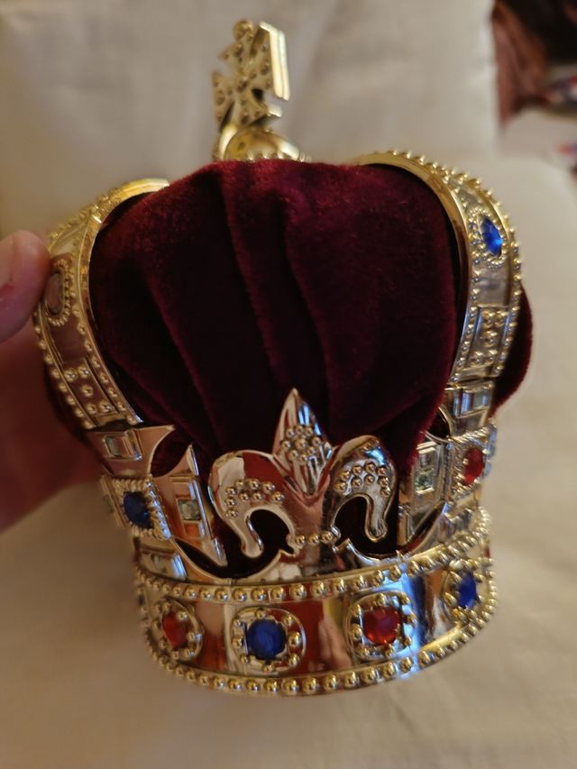 CORONA DECORADA CON PEDRERÍA DE COLORES