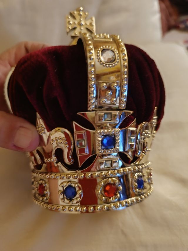 CORONA DECORADA CON PEDRERÍA DE COLORES