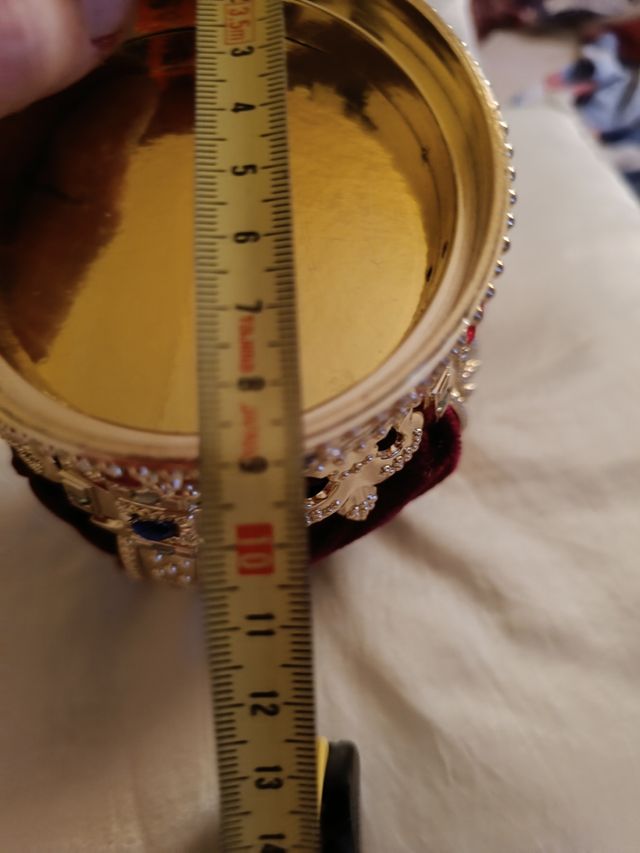 CORONA DECORADA CON PEDRERÍA DE COLORES