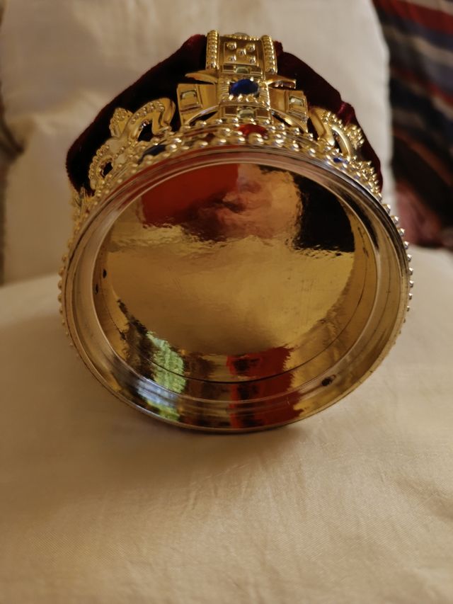 CORONA DECORADA CON PEDRERÍA DE COLORES