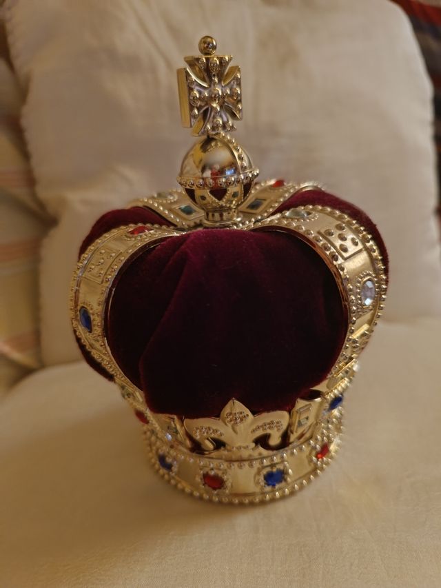 CORONA DECORADA CON PEDRERÍA DE COLORES