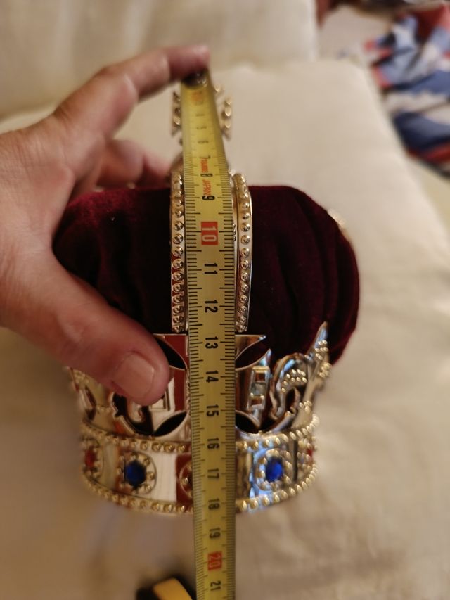 CORONA DECORADA CON PEDRERÍA DE COLORES