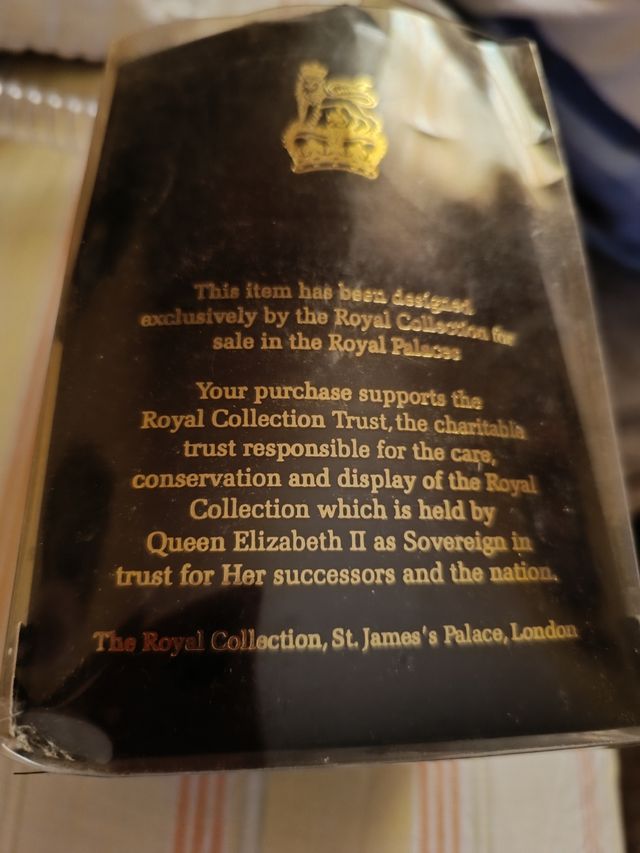 CORONA DECORADA CON PEDRERÍA DE COLORES