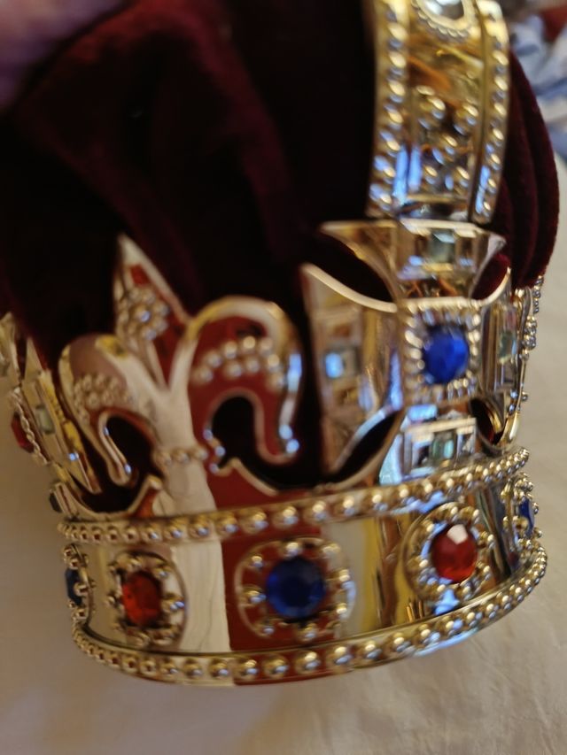 CORONA DECORADA CON PEDRERÍA DE COLORES