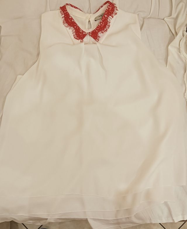 Camicia bianca con fantasia rossa